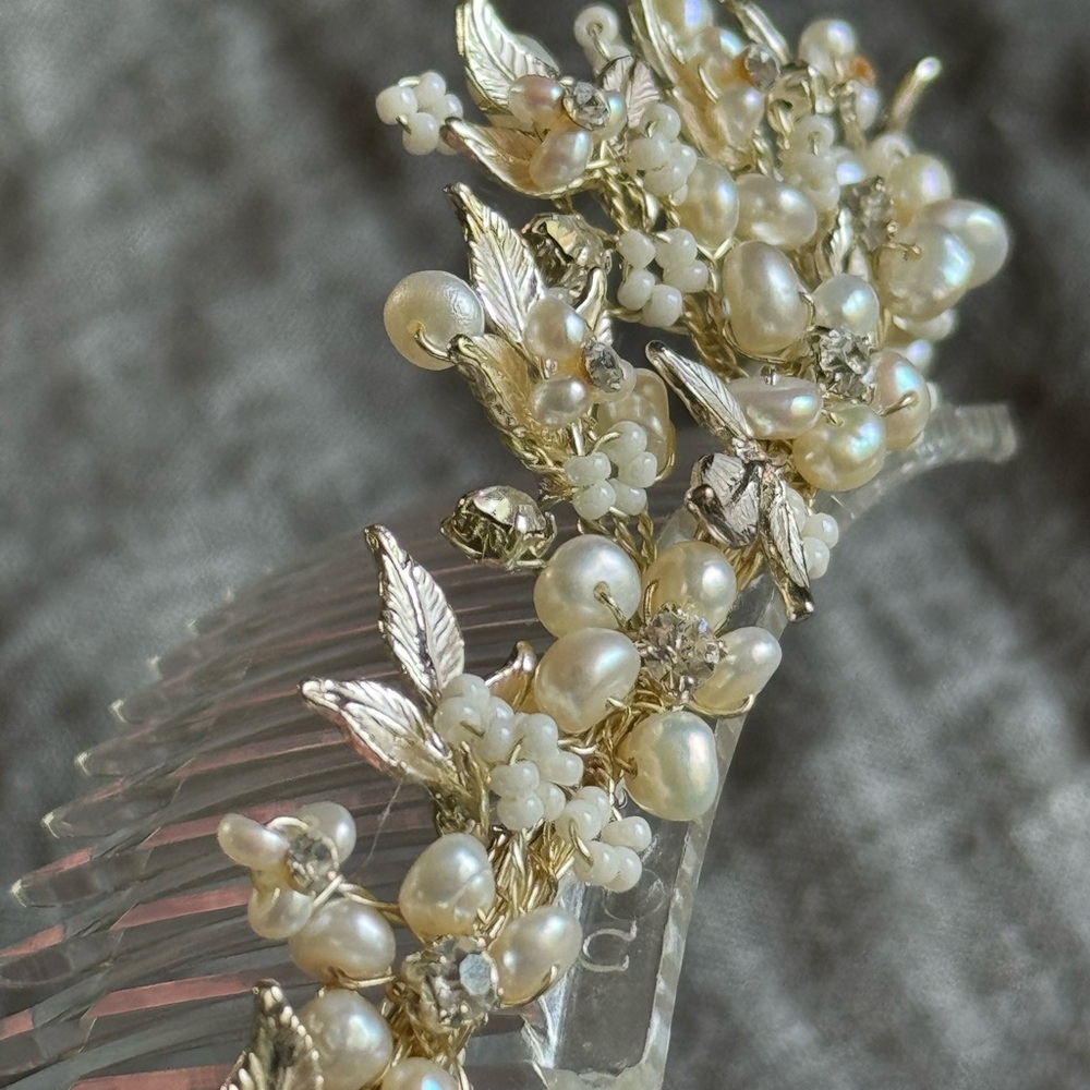 Elegant Gold and Cream Floral Tiara - Picture 2 of 6